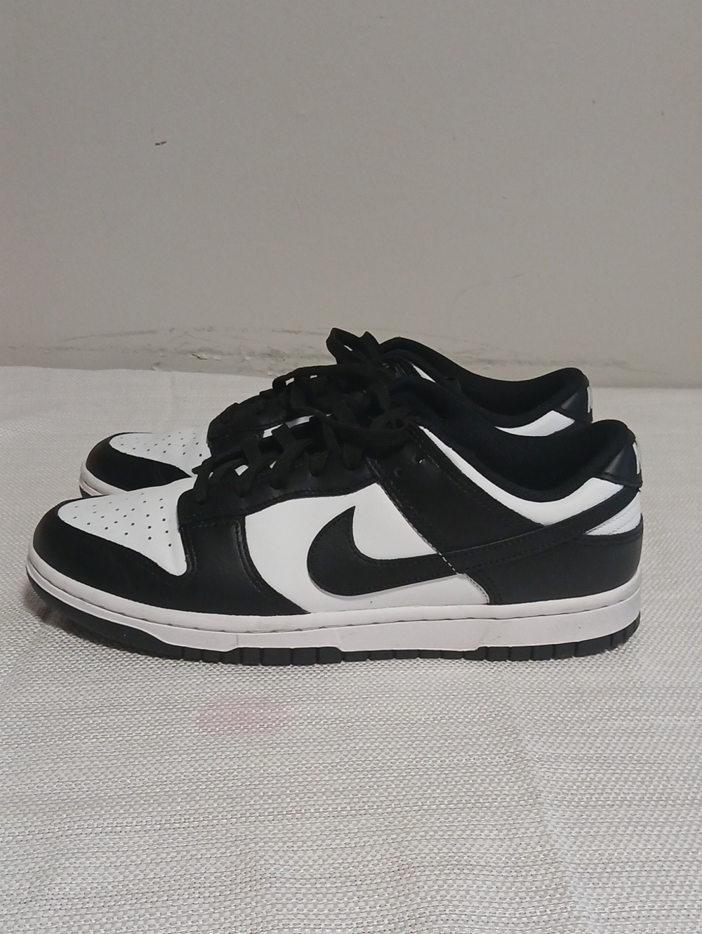 Nike Black and White Low-Top Sneakers with Swoosh Insole